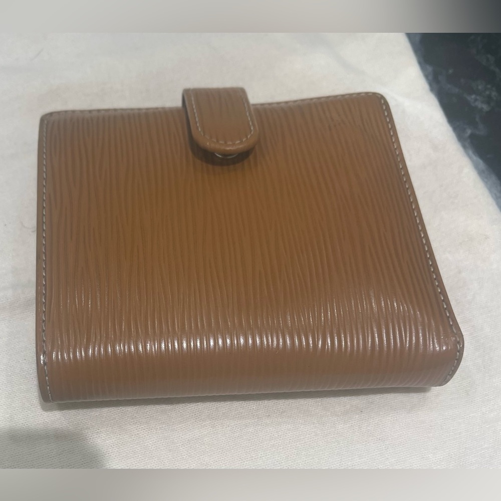Louis Vuitton Epi Women’s Wallet. In great preloved condition with minor wear.